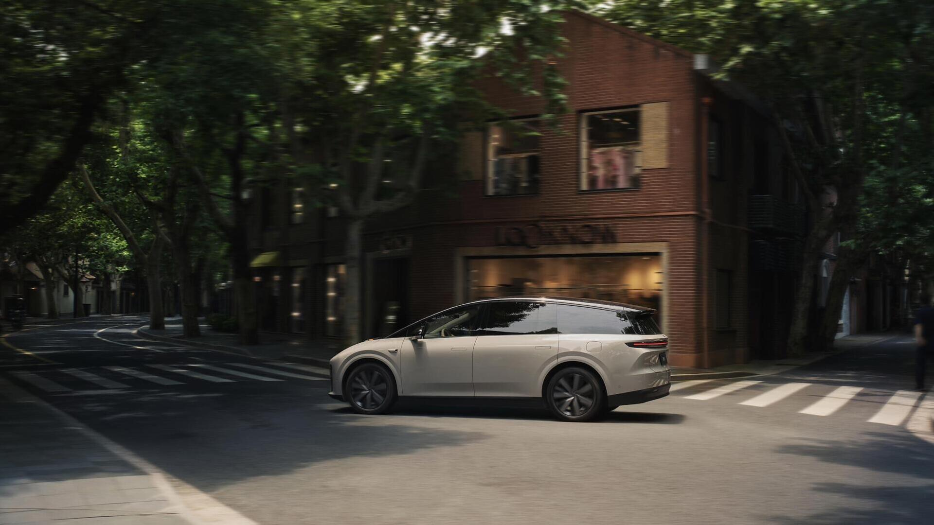 Road holding Lixiang i8